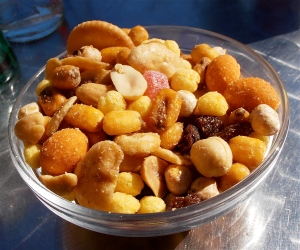 A typical snack offering in Spain, served automatically whenever you order a cold drink in a bar, cafe or restaurant. Contains an assortment of salted peanuts, fried broad beans, maize kernels, chick peas (garbanzo beans), raisins, crackers, etc.